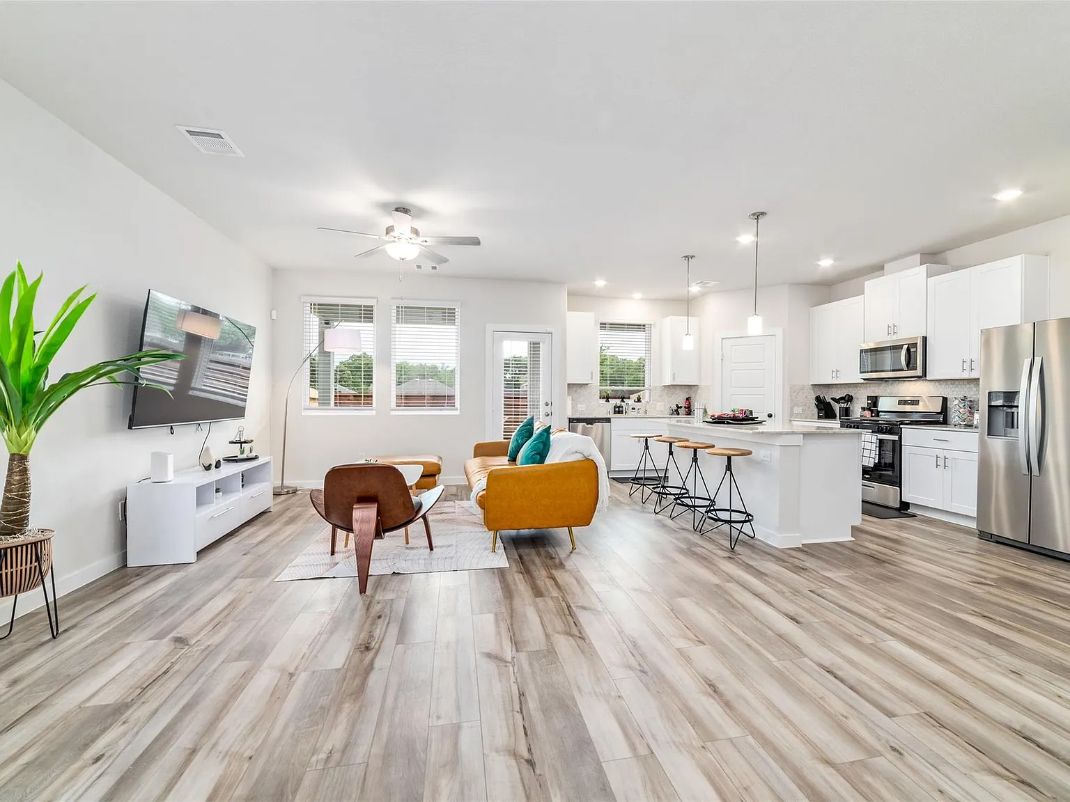 4 bed, 2.5 bath, 1989 sqft, $2,700 — Photo 3