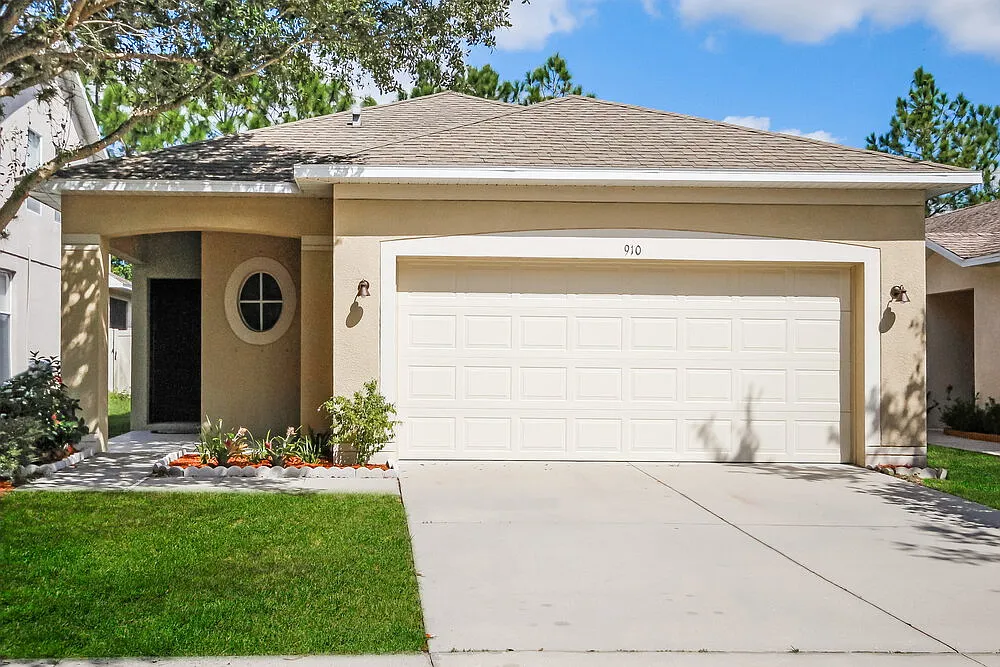 3 bed, 2.0 bath, 1592 sqft, $2,005 — Photo 1