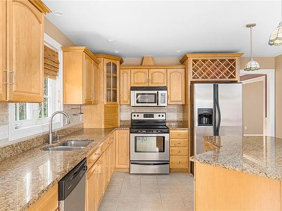 4th image of 15 Millers Brook Dr