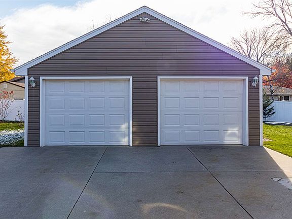 2nd image of 1129 Greenwood Dr