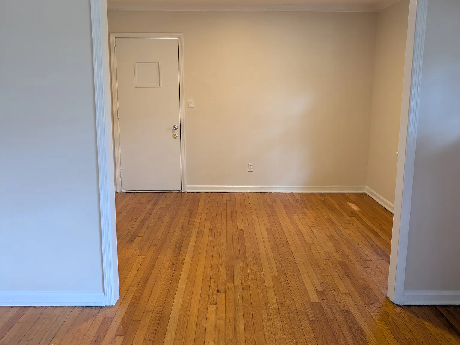 3 bed, 984 sqft, $1,049 — Photo 3