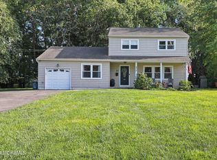 17 Winthrop Dr, Manalapan, NJ 07726