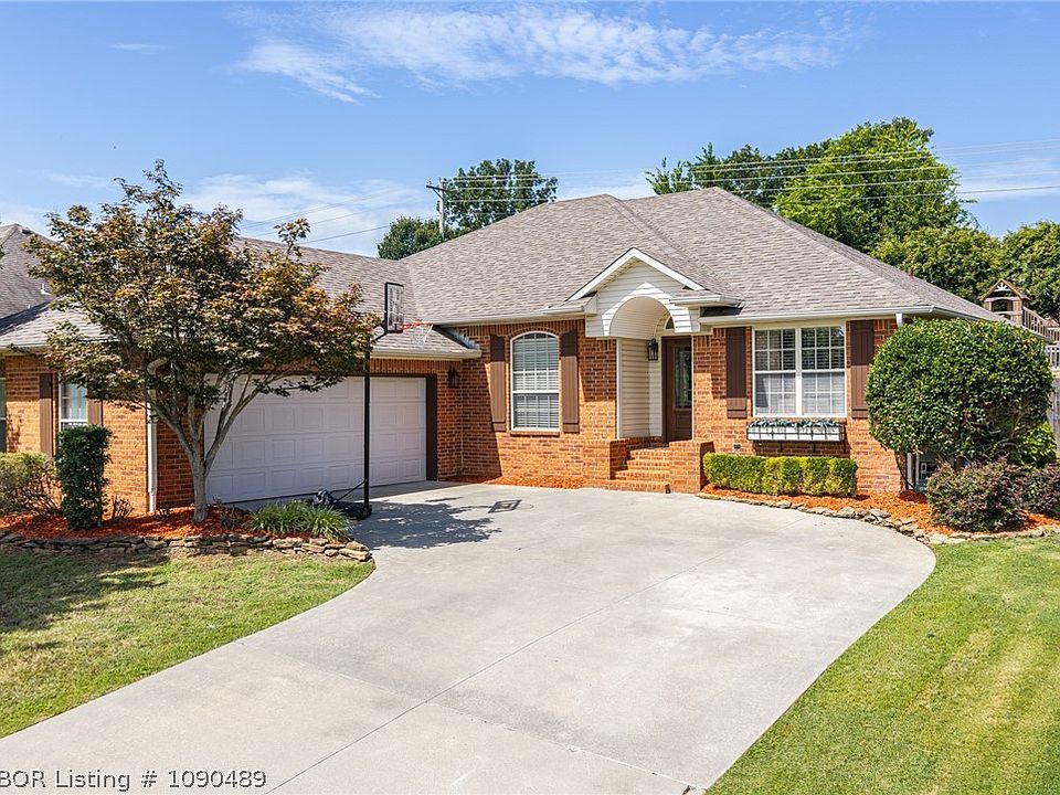 1st image of 2131 Parkridge Dr