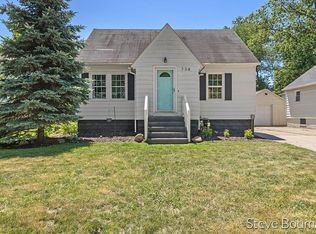 738 E Plainfield Ave, Zeeland, MI 49464