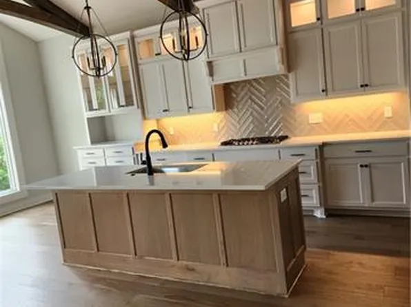 15001 Thousand Oaks Pl, Parkville, MO 64152