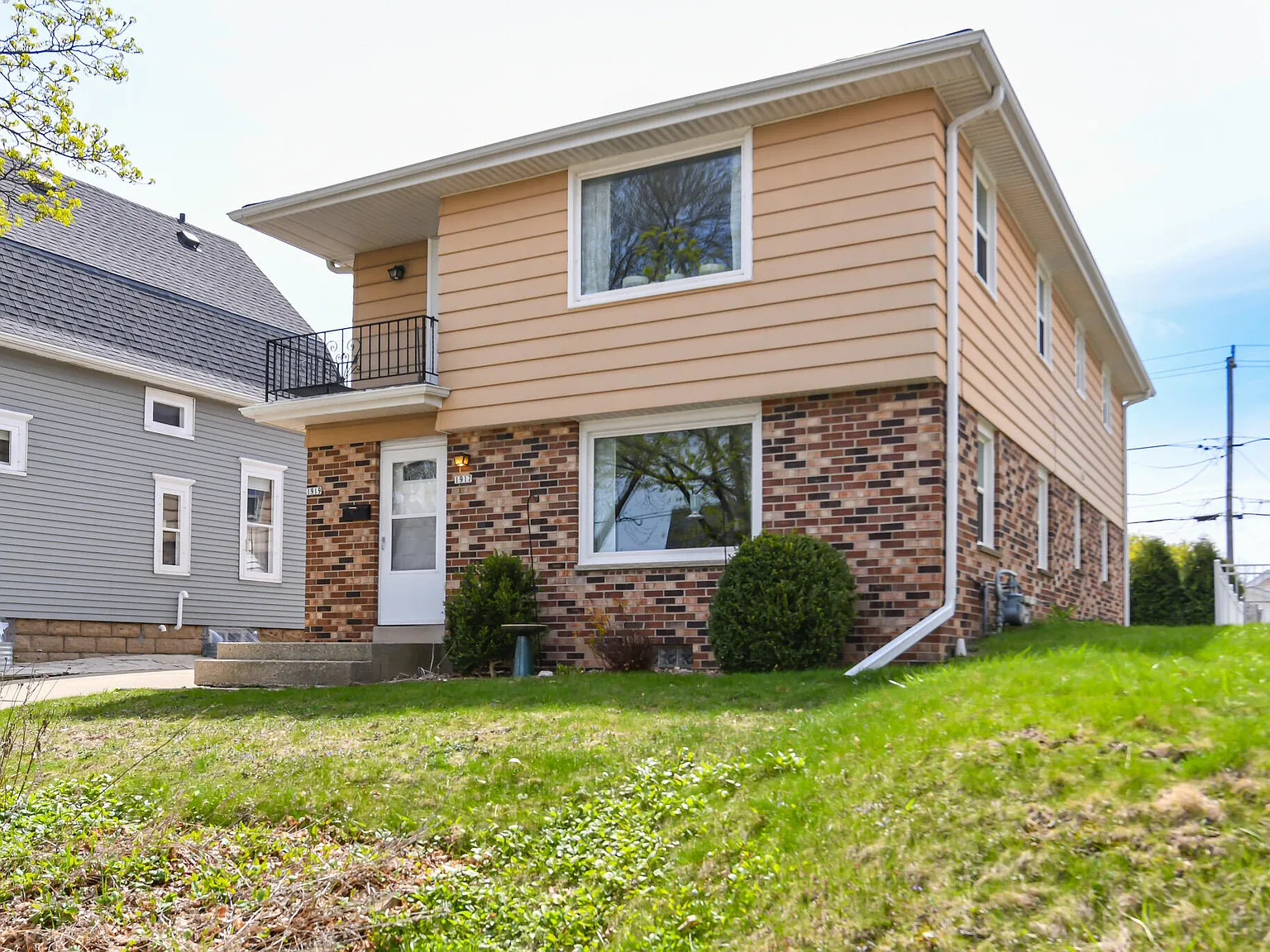 1917 E Hillcrest Ave — Photo 3