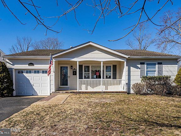 2nd image of 121 Bolingbroke Ct