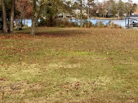 4th image of 28 Woodlake Dr