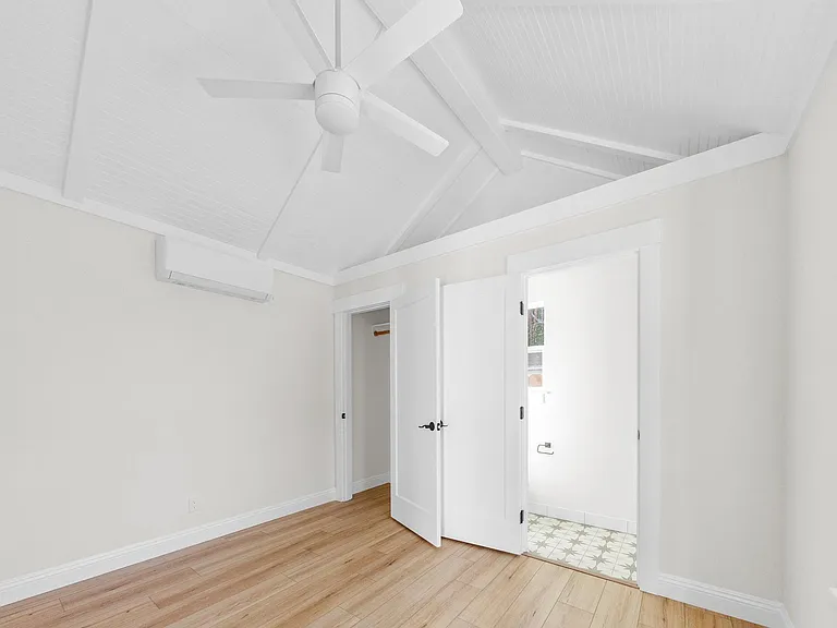 952 Park St — Photo 17