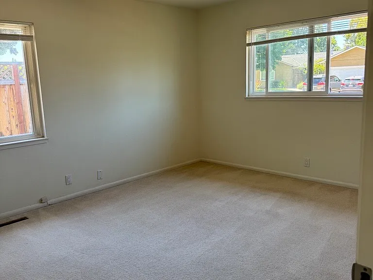 Whitethorne Dr — Photo 9