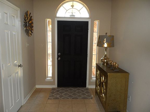 2nd image of 26 Oak Leaf St