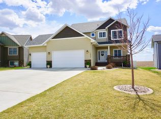 1849 Yellowstone Cir, Dickinson, ND 58601