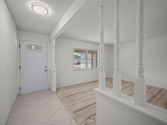 3rd image of 405 N Hawthorn Cir