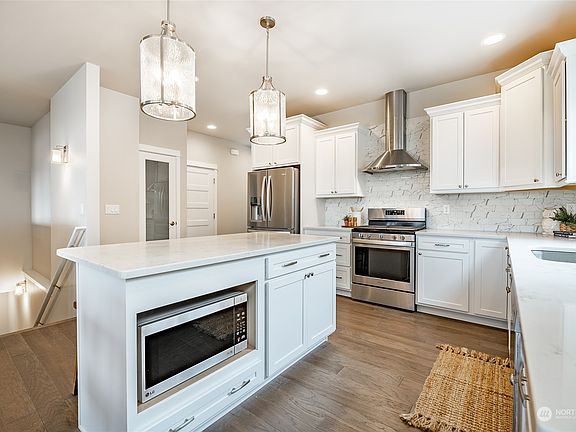 3rd image of 830 Blackstone Court
