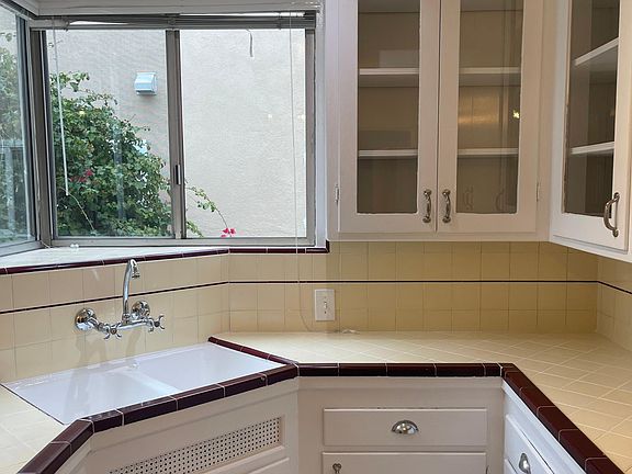 5th image of 2269 N Beachwood Dr #105