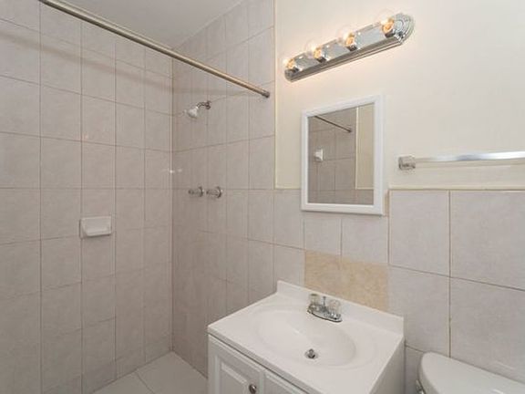 3rd image of 740 NE 168th St