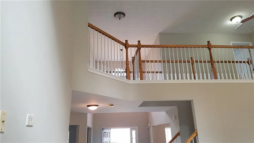 5 bed, 2.5 bath, 2748 sqft, $2,400 — Photo 3