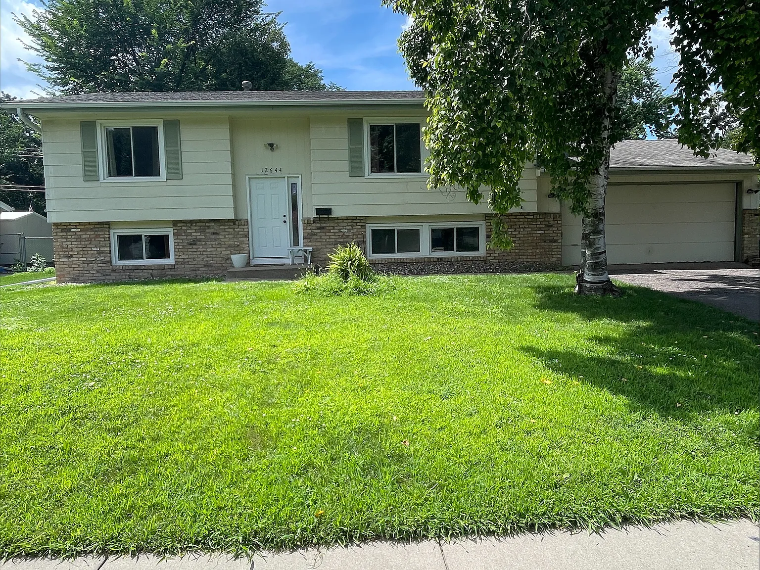 3 bed, 2000 sqft, $2,400 — Photo 1
