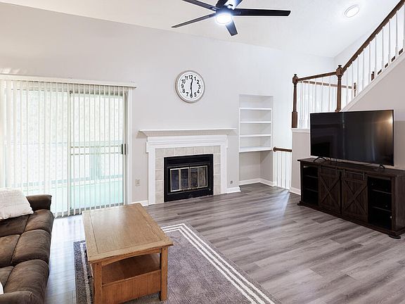 2nd image of 412 Oak Hollow Ct