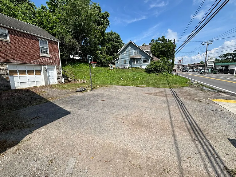 13 1/2 Dunkard Ave — Photo 10