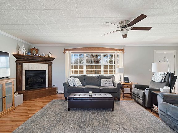 3rd image of 8413 Farm Road 195