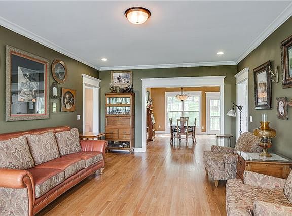 3rd image of 435 Williamsport Dr