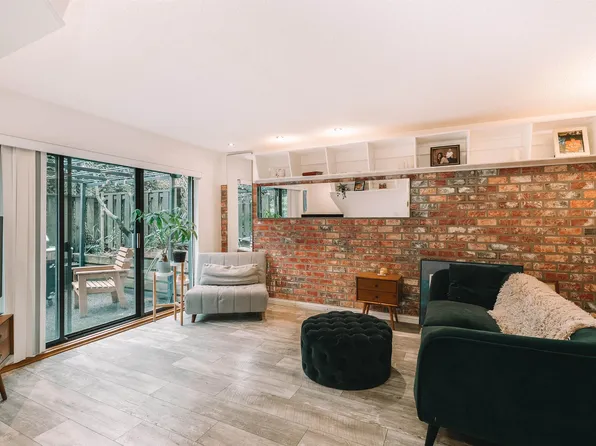 365 Ginger Dr #8, New Westminster, BC V3L 5L5