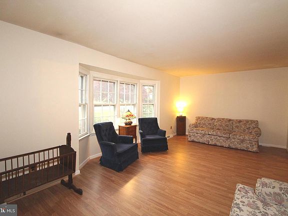 4th image of 821 Causez Ave