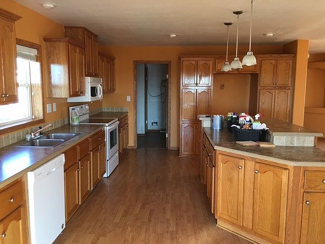 Open eat in kitchen with lots of cupboard space!