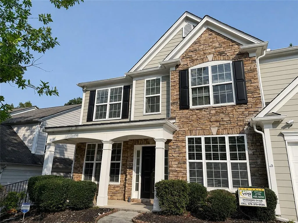 4 bed, 2.5 bath, 2412 sqft, $2,500 — Photo 2