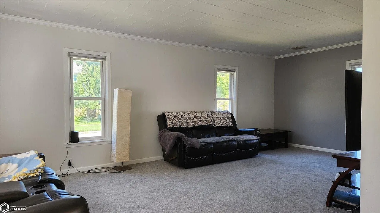 3 bed, 1.5 bath, 1989 sqft, $1,280 — Photo 3