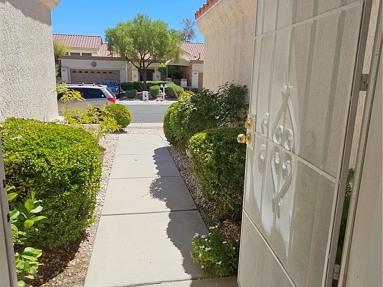 2525 Palmridge Dr — Photo 2