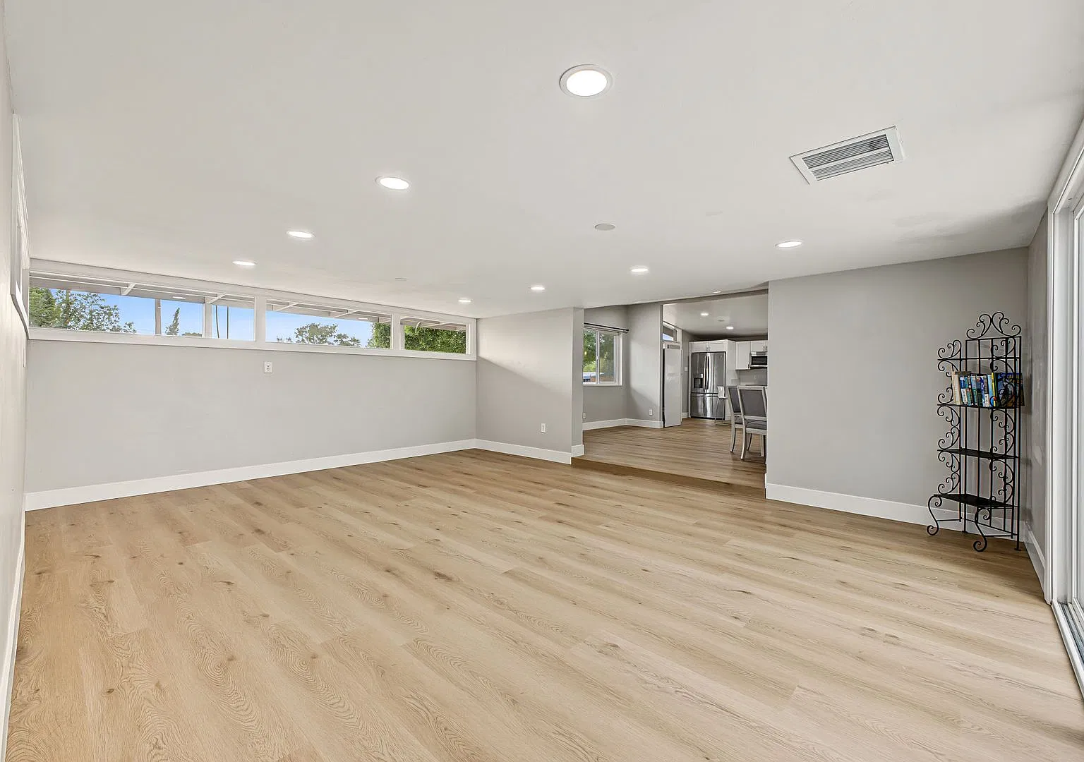 Spacious 3BR Phoenix Oasis: Huge Turf Yard, Gazebo & Mins to Dreamy Draw — Photo 4