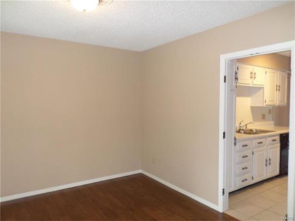 3rd image of 716 Fairington View Dr