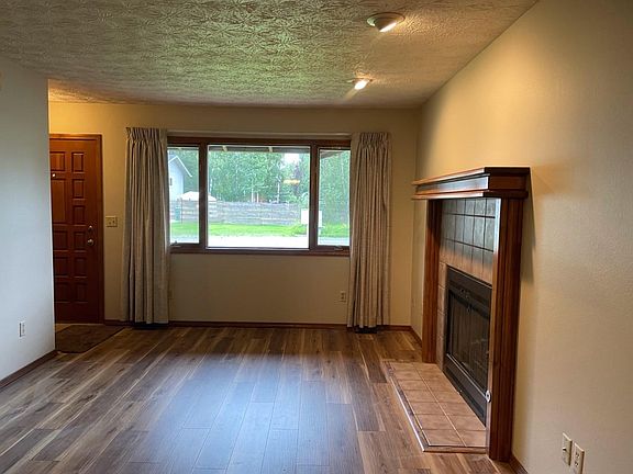 Large Livingroom - new flooring and paint throughout