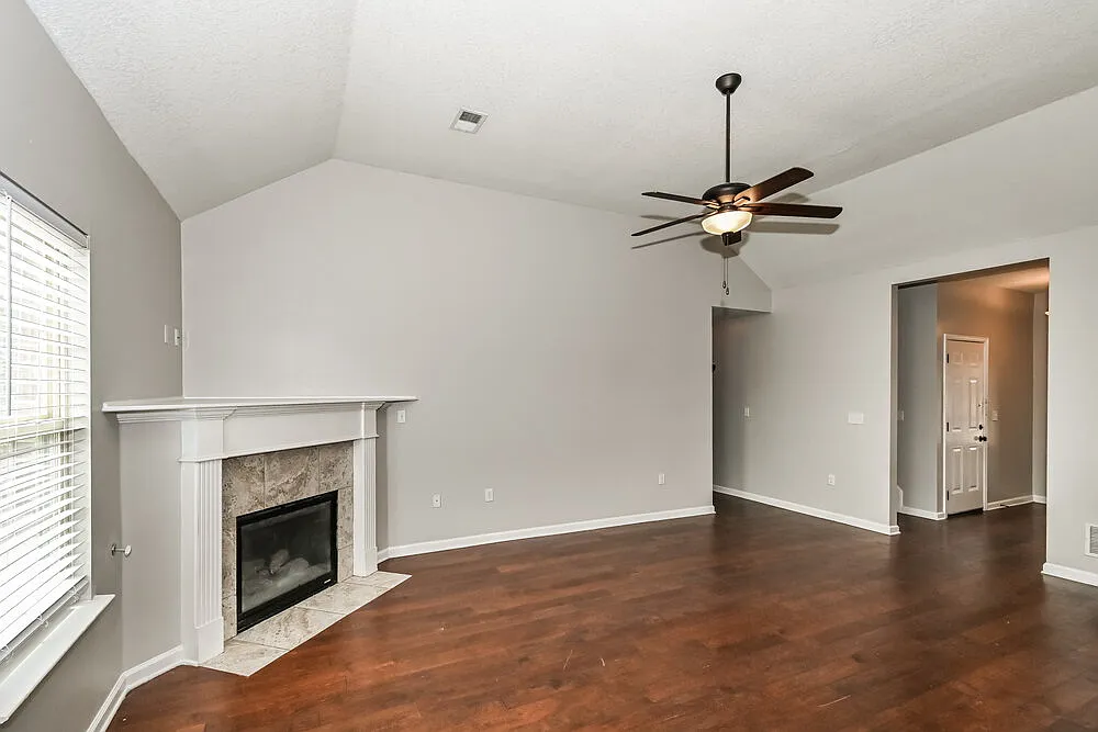 4 bed, 2.0 bath, 2011 sqft, $3,470 — Photo 4