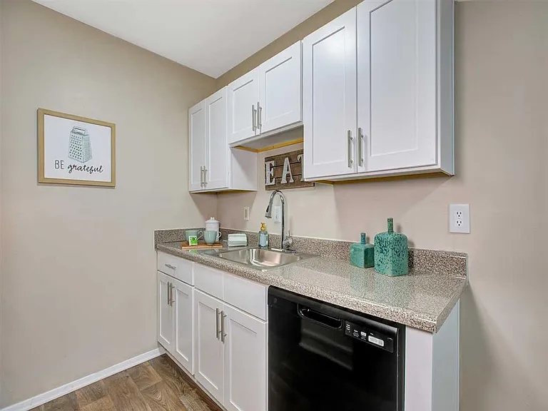 Ridgewood Club Apartments — Photo 18