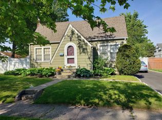 24 Redmond Ave, Bay Shore, NY 11706