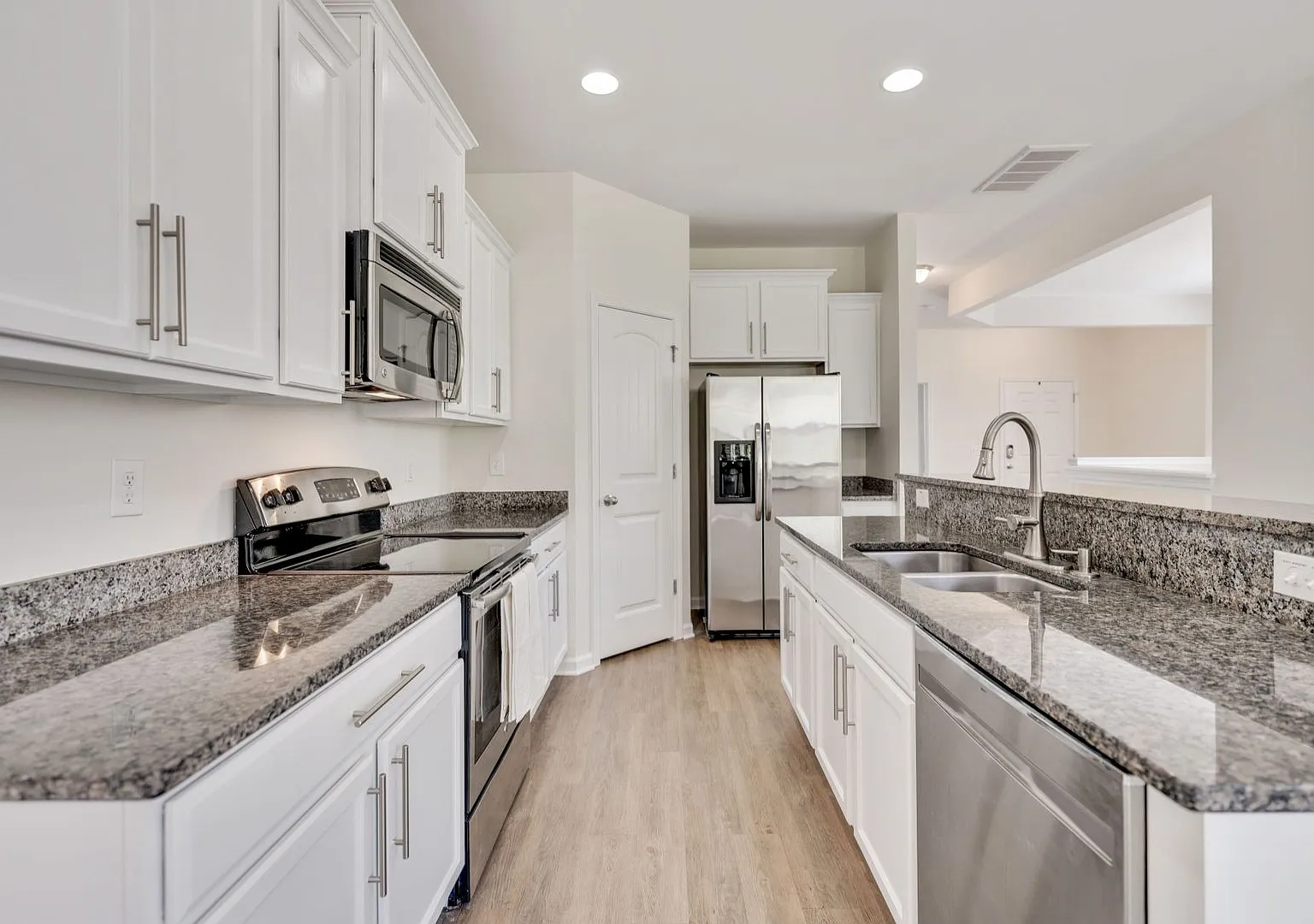 Gorgeous 3 Bedroom, 2.5 Bath Townhouse in Rustica Oaks! — Photo 4