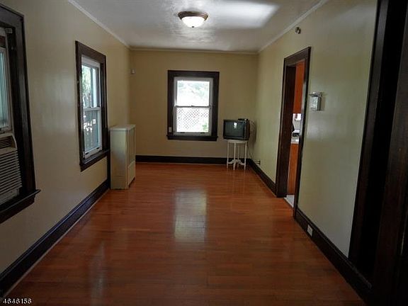 4th image of 296 N Walnut St