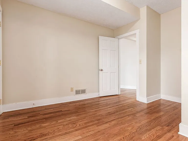 1371 Summit St #C — Photo 10