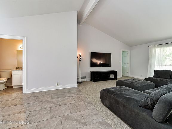 5th image of 500 Paris Ln