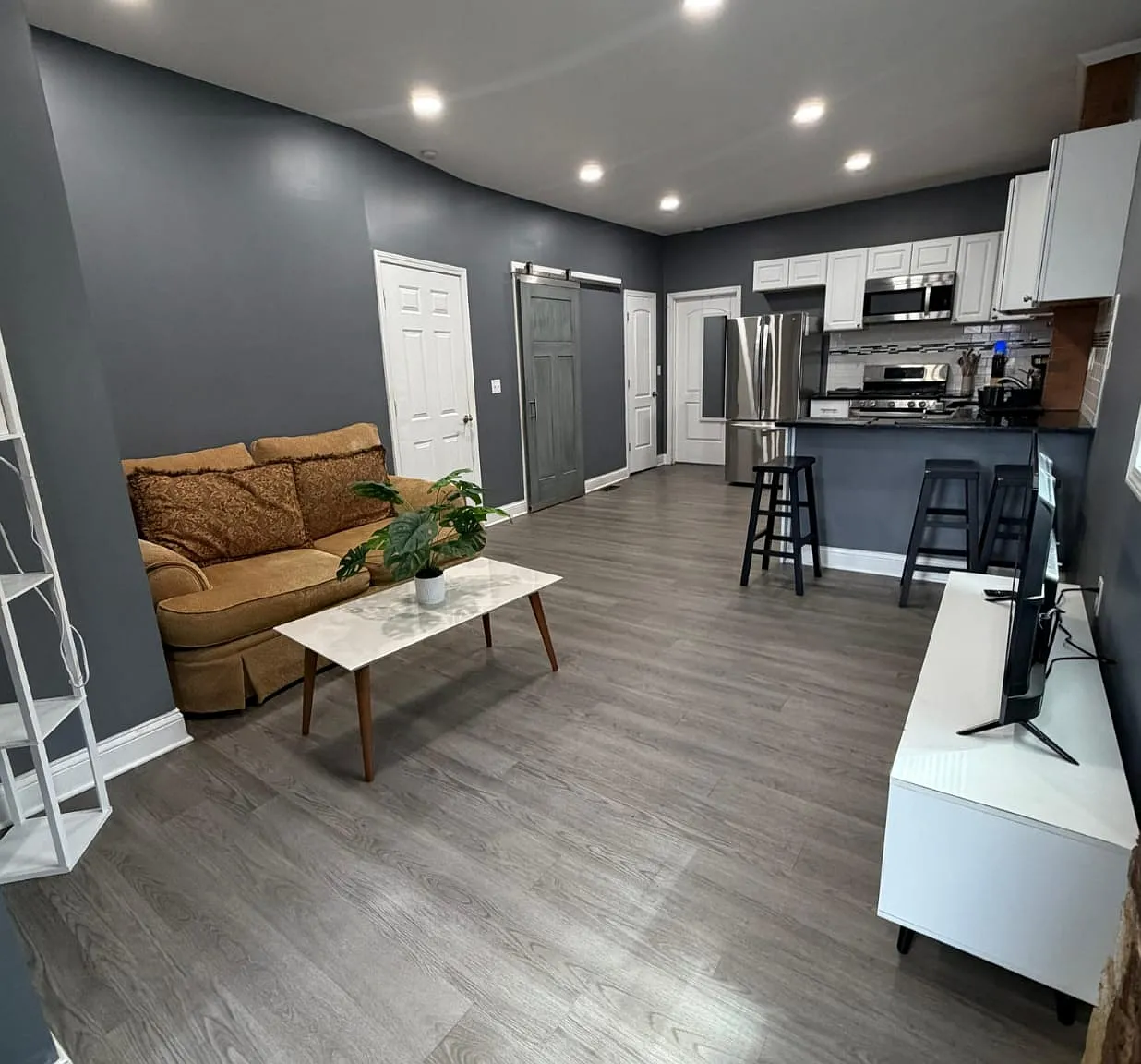 2 bed, 800 sqft, $1,350 — Photo 1