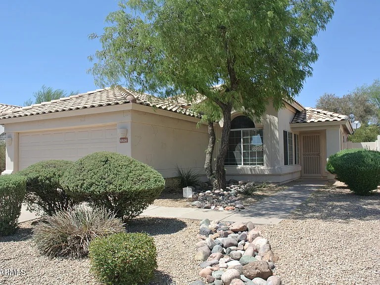 6814 W Louise Dr — Photo 2