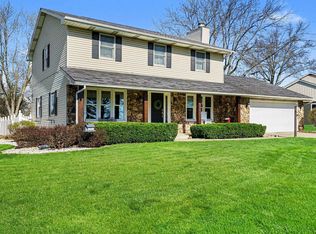 1056 Parkwood Dr, Nappanee, IN 46550