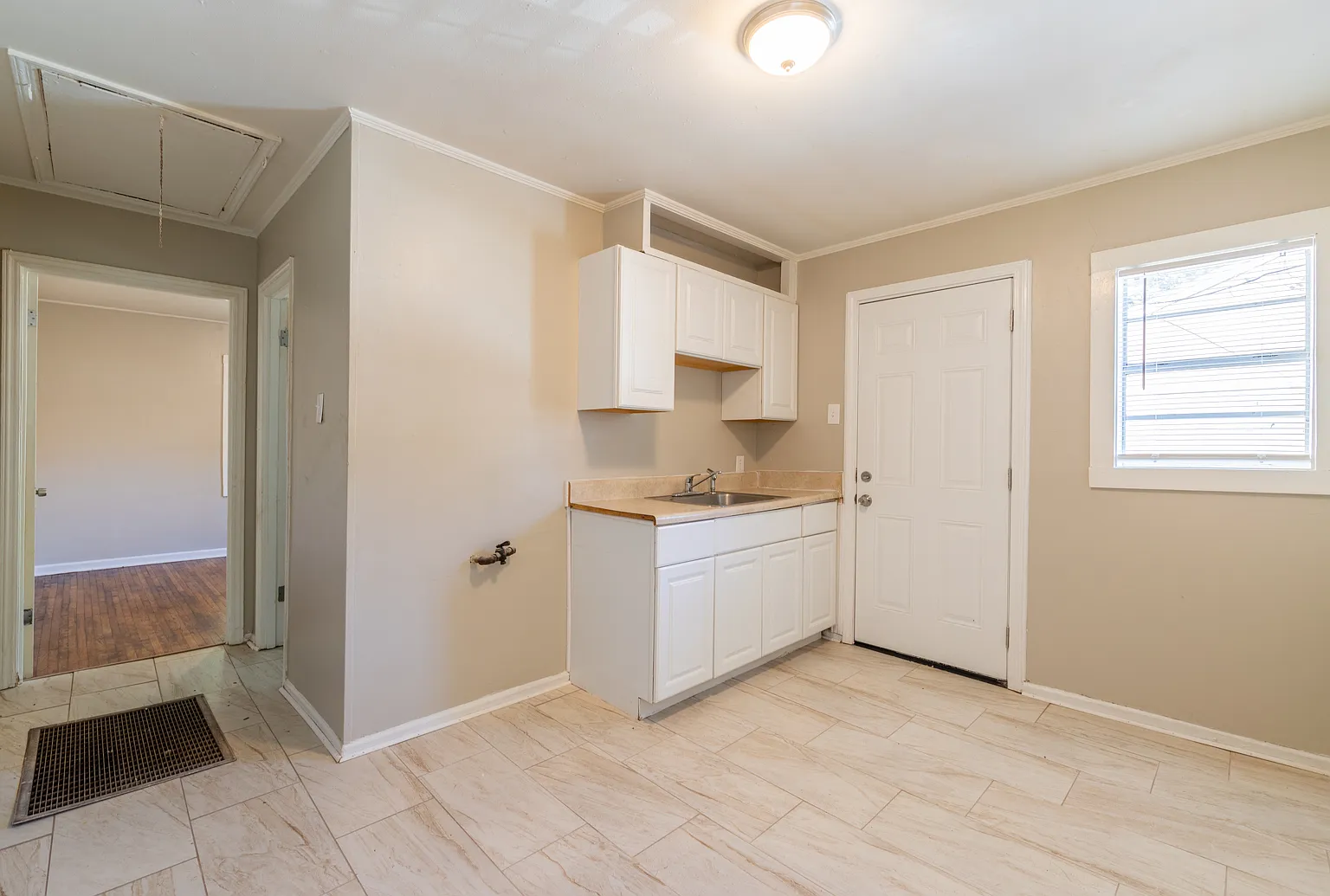 1677 Echles Street - 1 — Photo 3