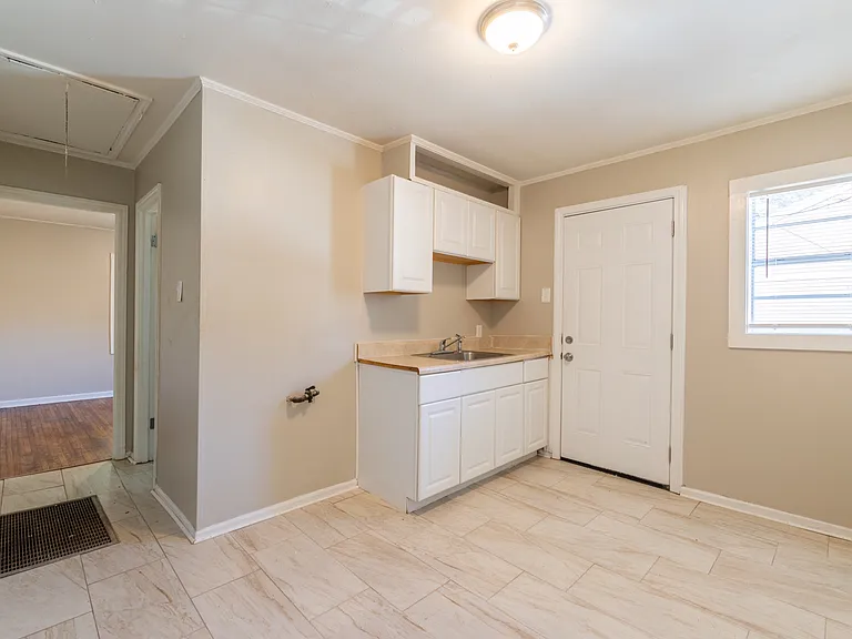 1677 Echles St — Photo 6