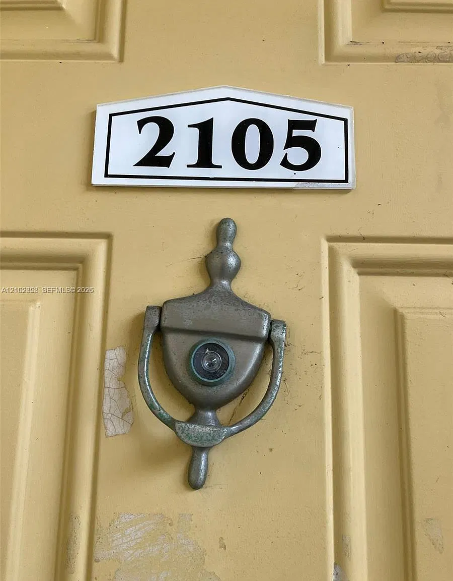 Royal Poinciana Condo — Photo 1