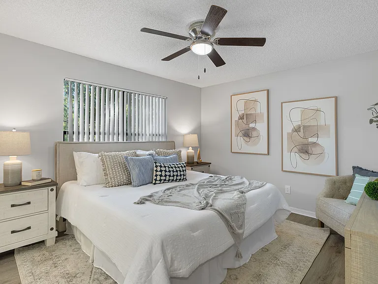 Oasis Naples Apartments — Photo 32