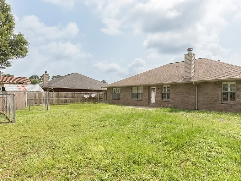 8770 Kennedy Dr — Photo 33